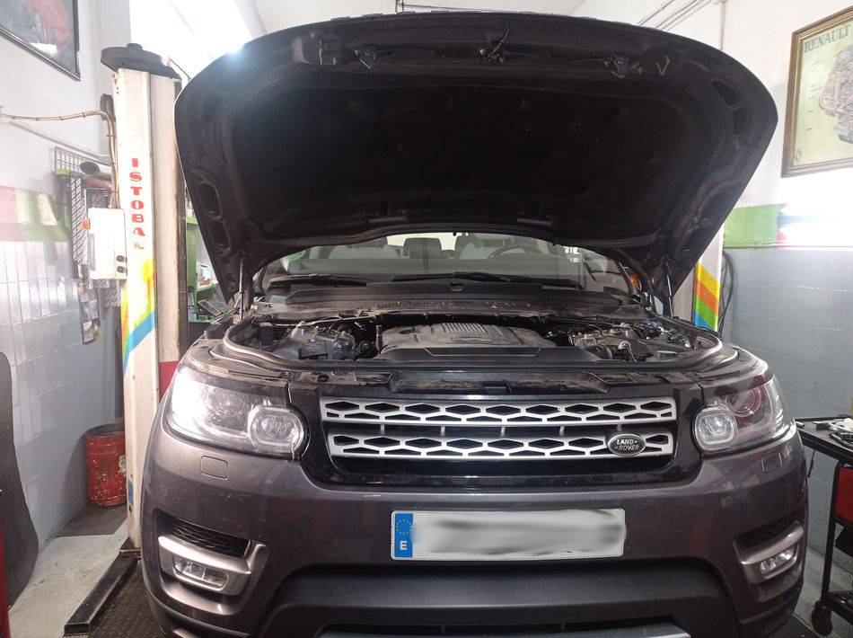 Revisión y cambio de ruedas a un Range Rover en Otiauto