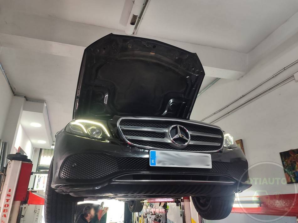 Frontal Mercedes E220d VTC