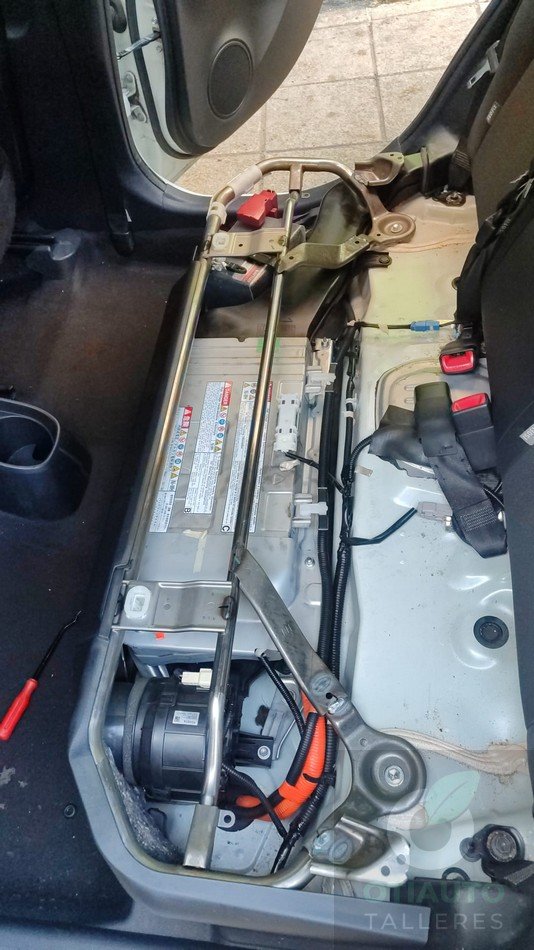 Cambiando Bateria Toyota Yaris Hibrido